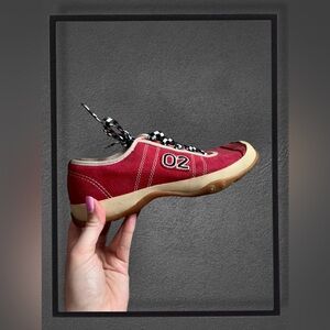Sporty 90’s vintage red sneakers/trainers